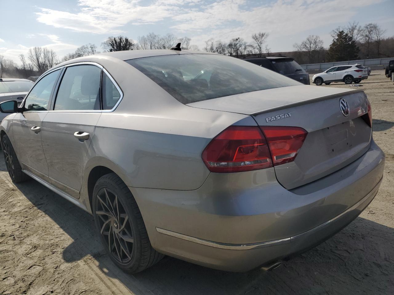 2013 VOLKSWAGEN PASSAT SEL - Фото 2