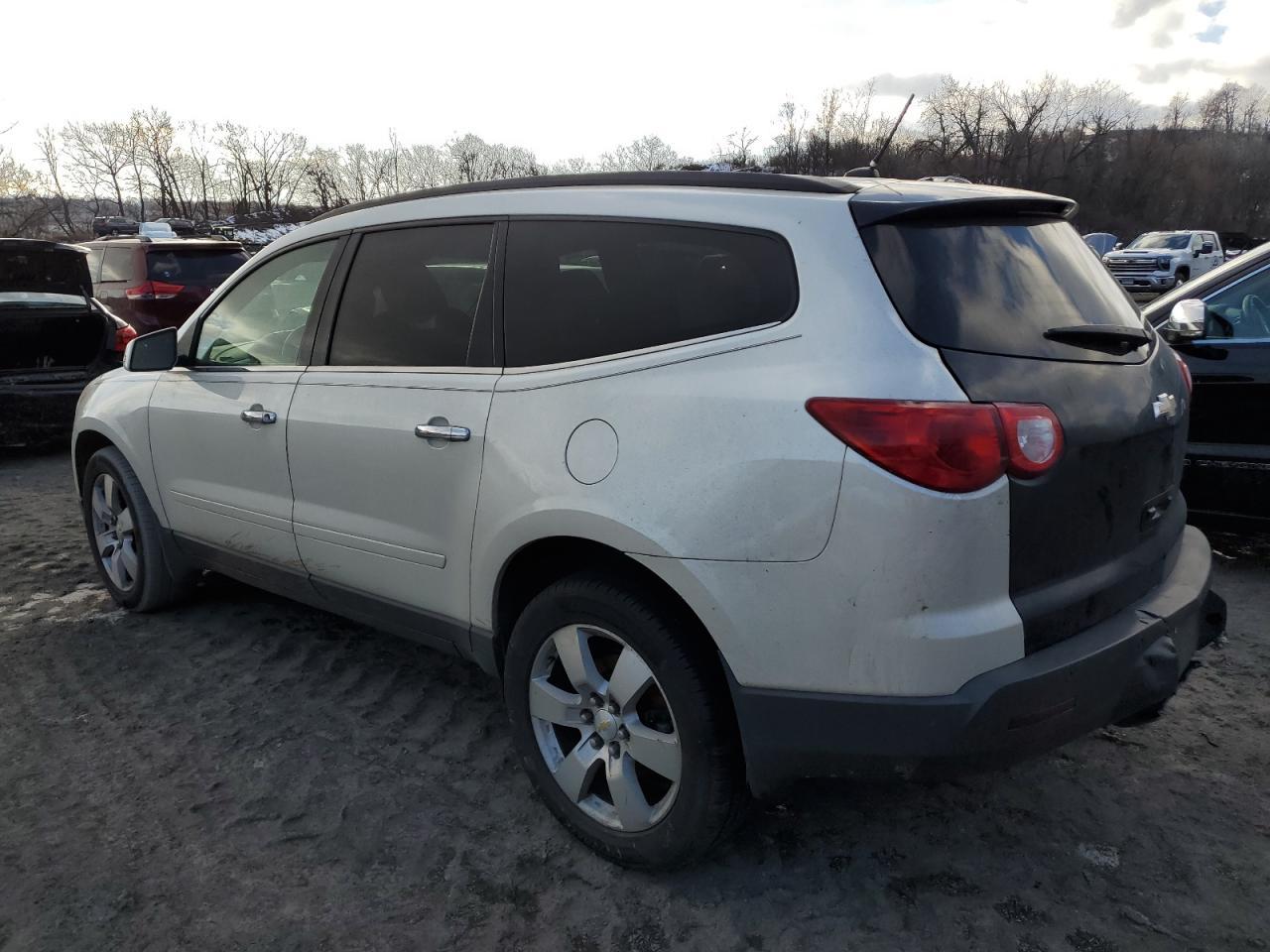 2012 CHEVROLET TRAVERSE L - Image 2