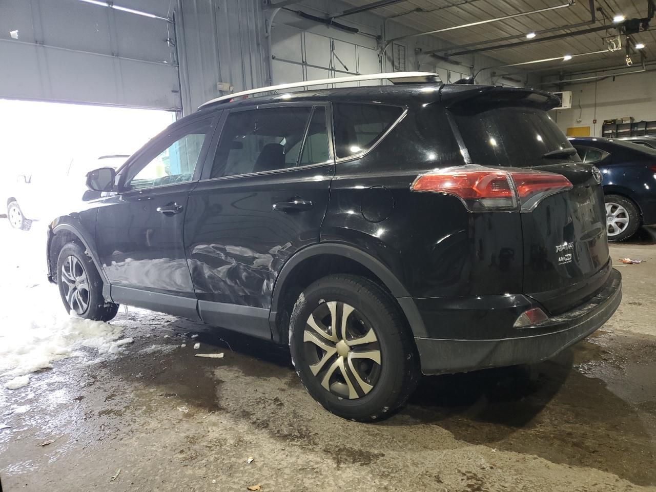 2017 TOYOTA RAV4 LE - Фото 2