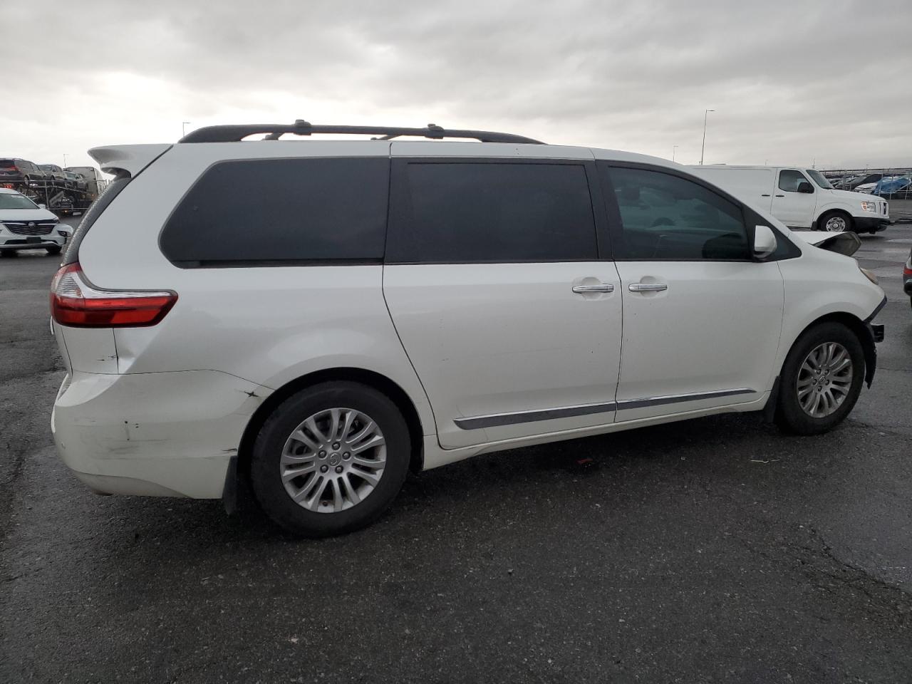 2015 TOYOTA SIENNA XLE - Фото 3
