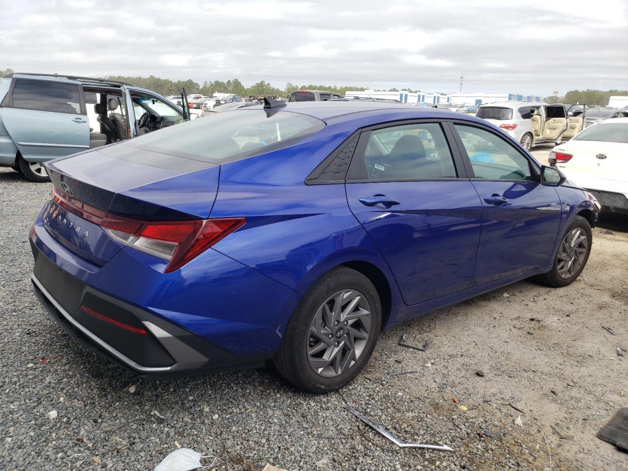 2024 HYUNDAI ELANTRA SE - Фото 3