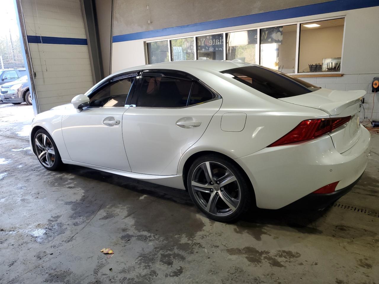 2017 LEXUS IS 200T - Фото 2
