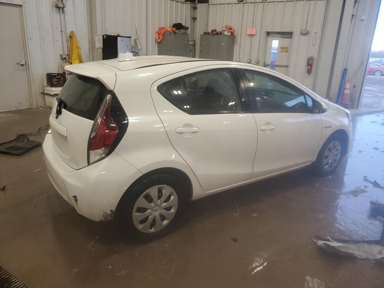 2016 TOYOTA PRIUS C - Image 3