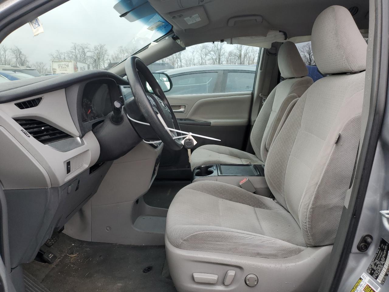 2015 TOYOTA SIENNA LE - Фото 7