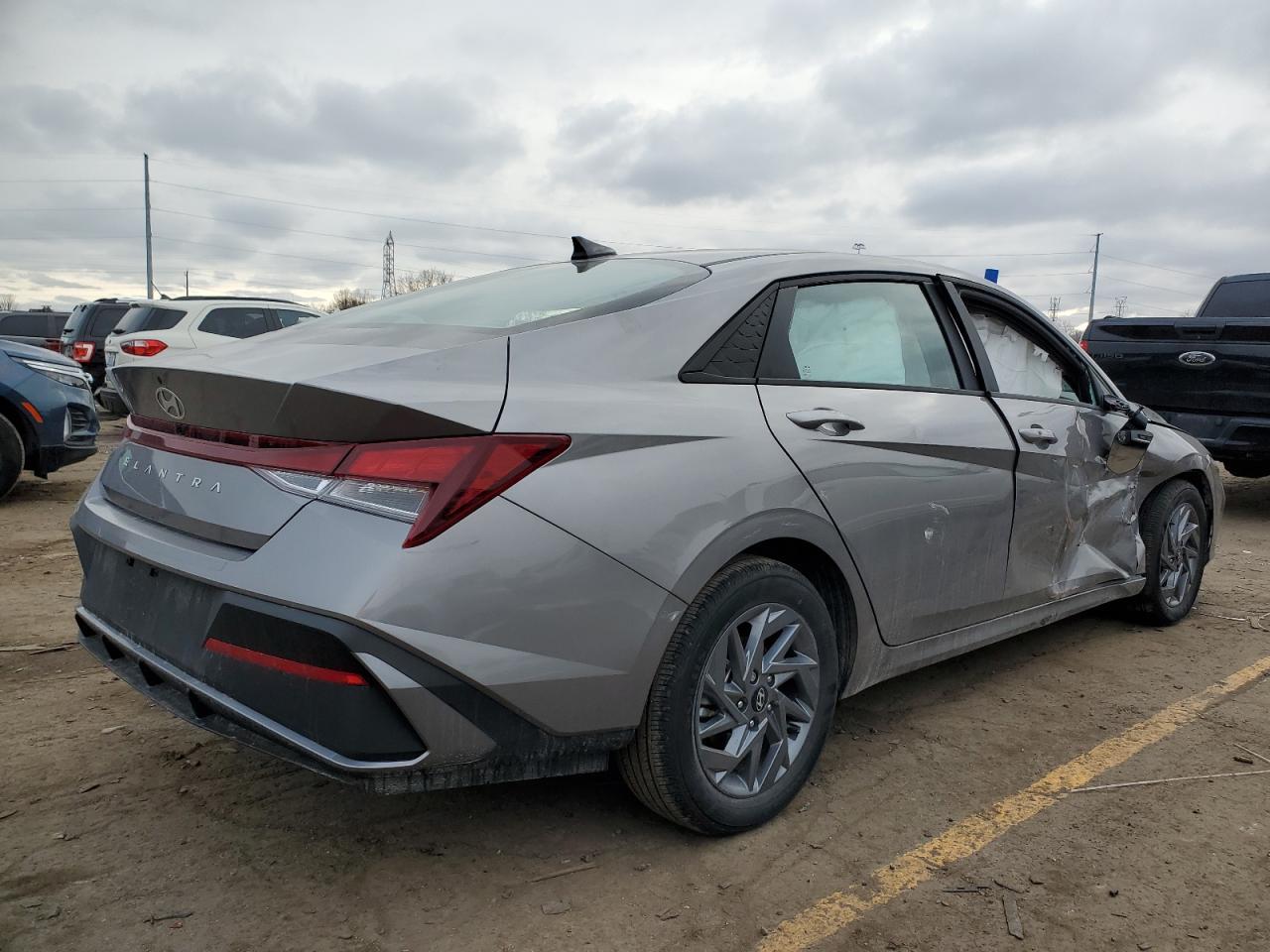 2024 HYUNDAI ELANTRA SE - Фото 3