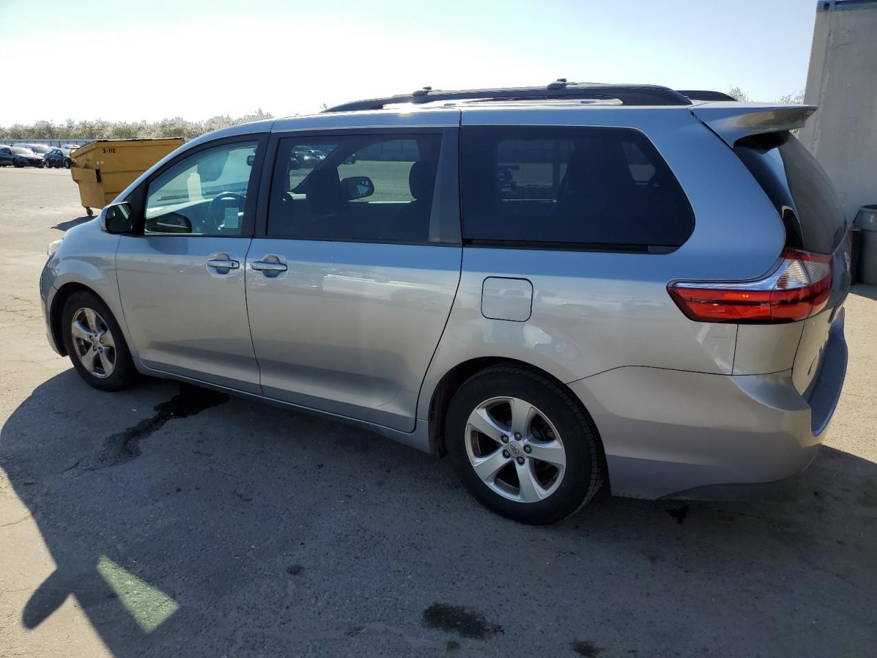 2015 TOYOTA SIENNA LE - Image 2