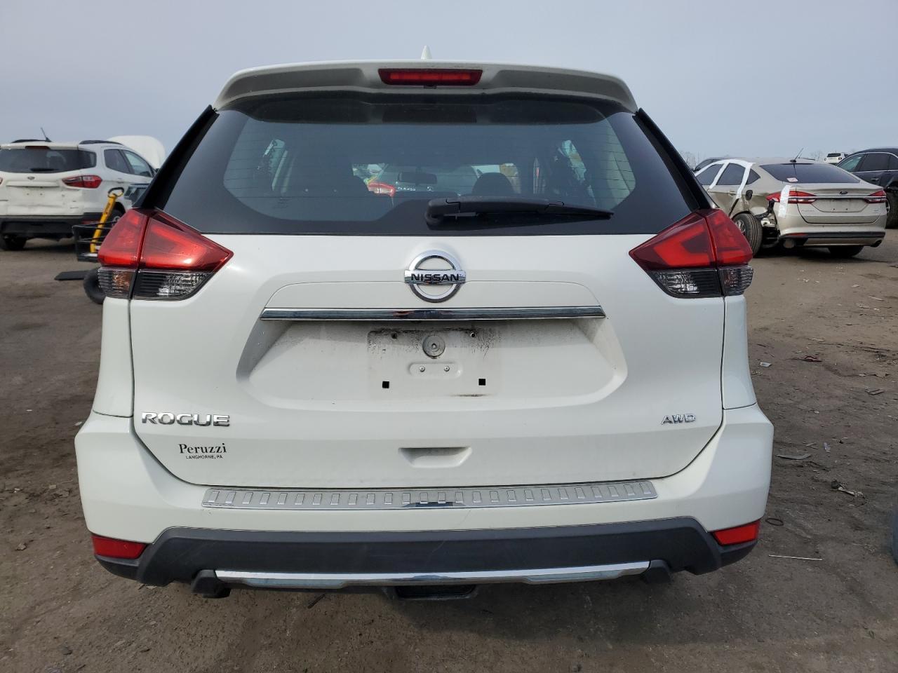 2017 NISSAN ROGUE SV - Image 6