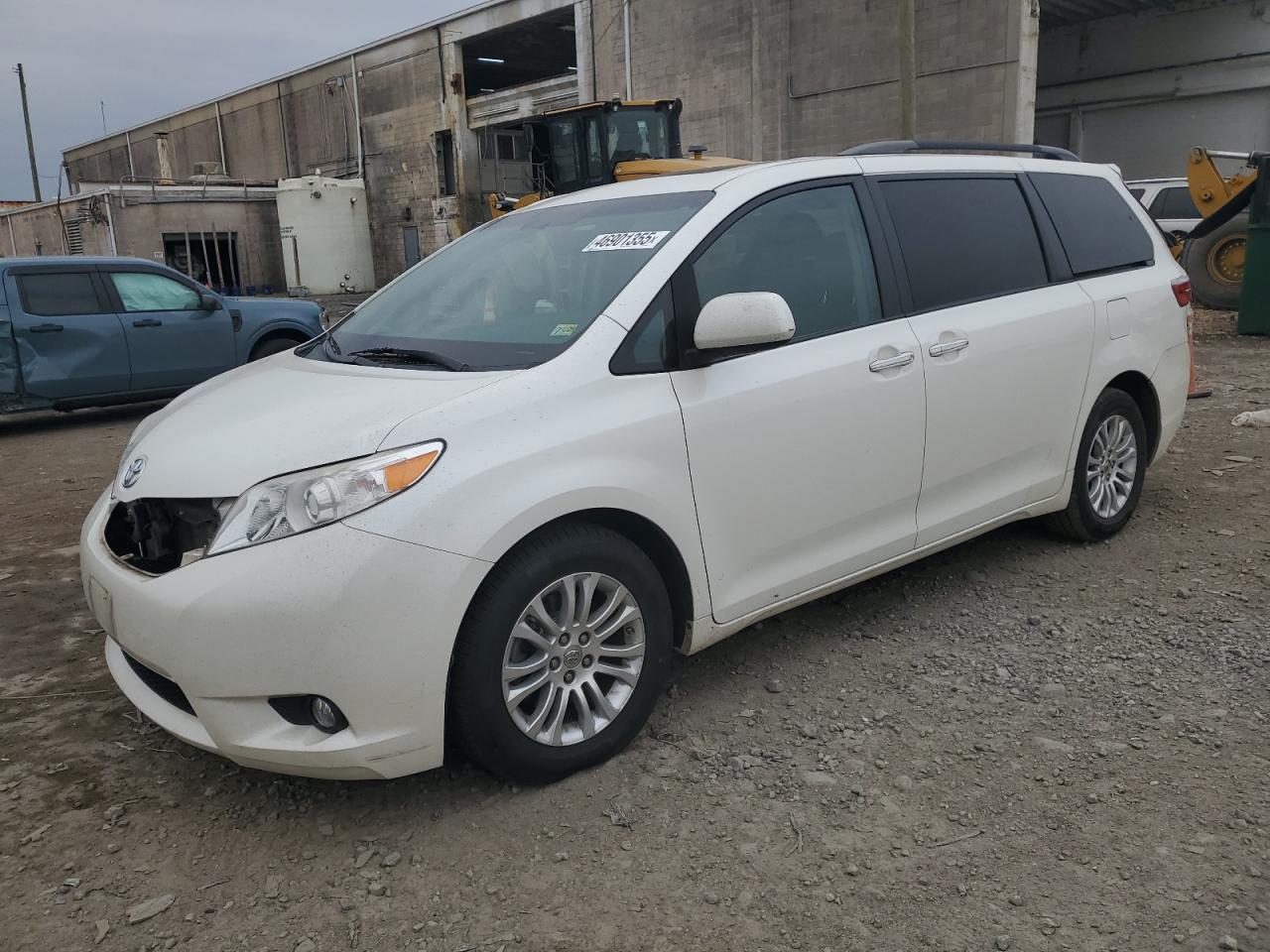 2015 TOYOTA SIENNA XLE
