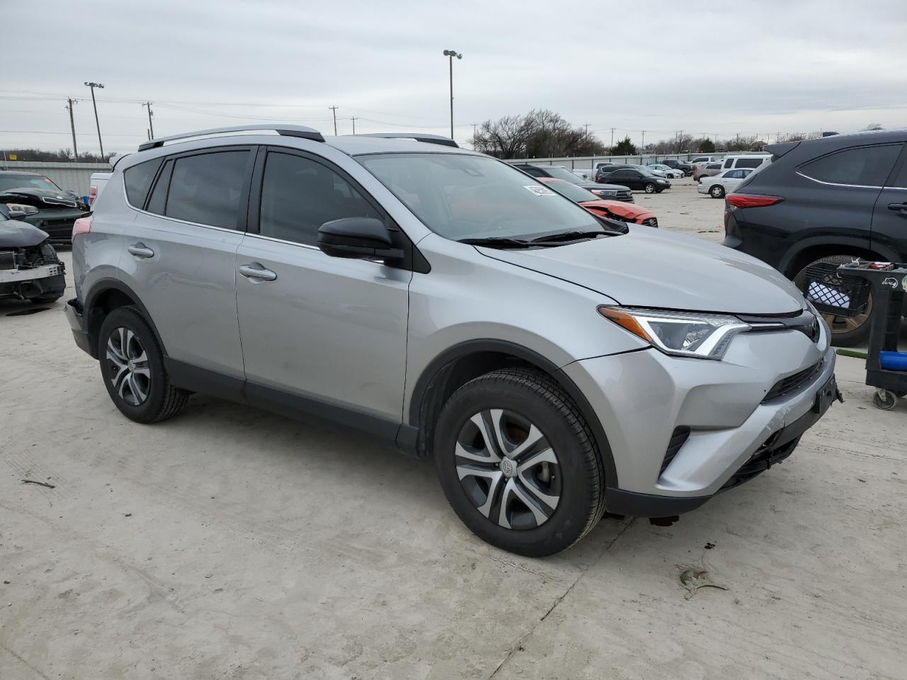 2018 TOYOTA RAV4 LE - Фото 4
