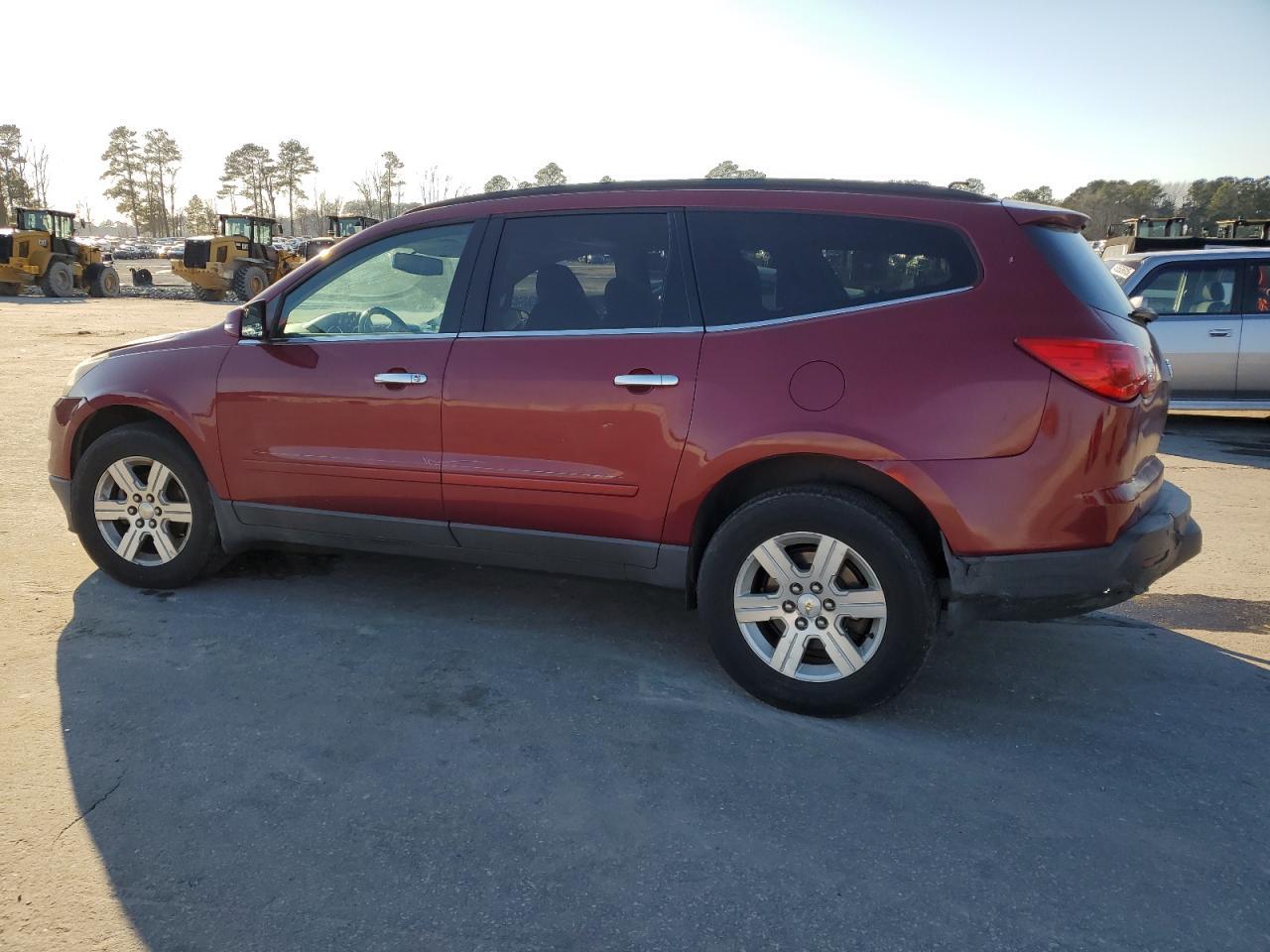 2011 CHEVROLET TRAVERSE L - Image 2
