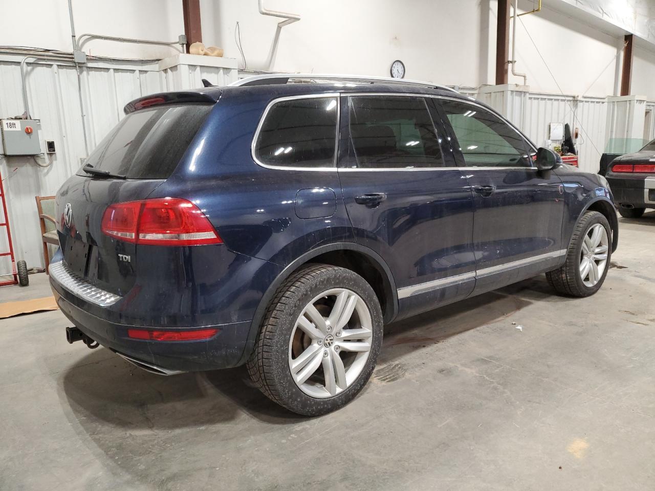 2011 VOLKSWAGEN TOUAREG V6 - Image 3
