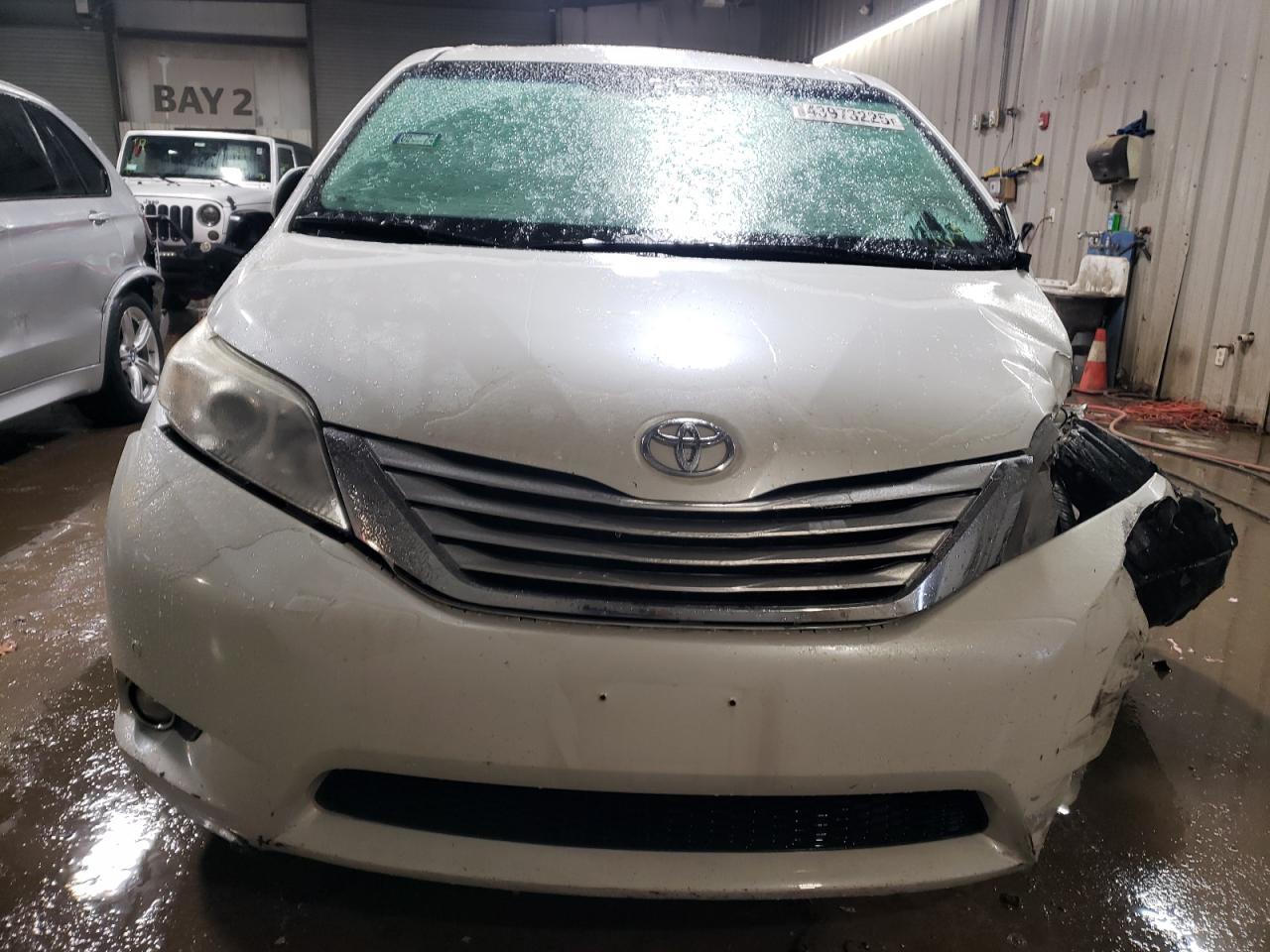 2013 TOYOTA SIENNA XLE - Image 5
