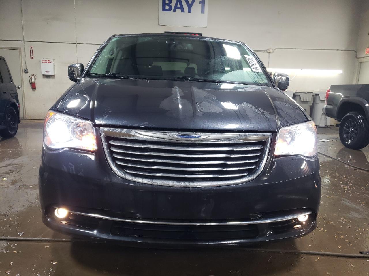 2014 CHRYSLER TOWN & COU - Image 5