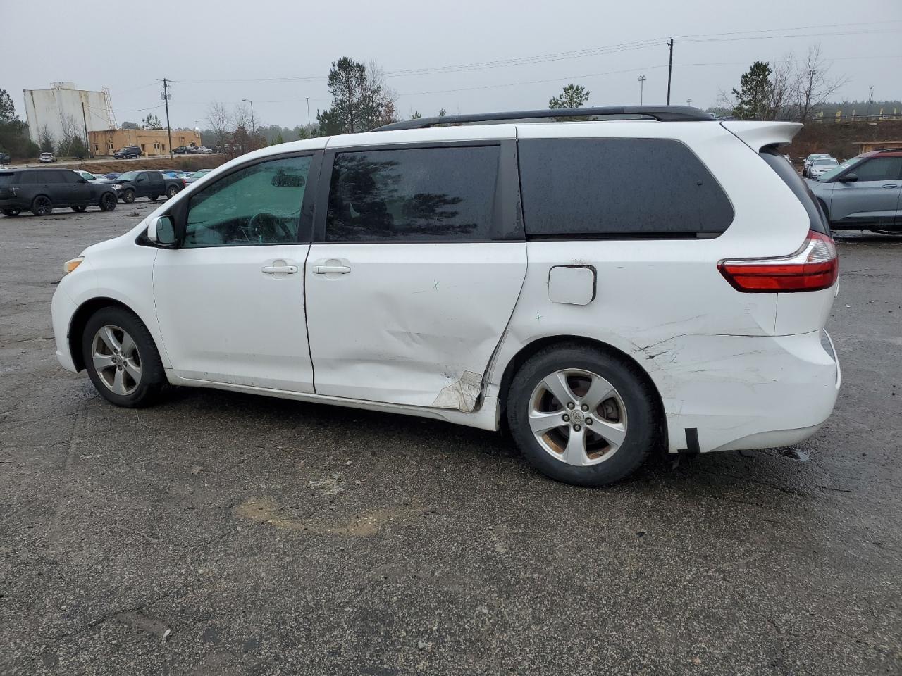 2015 TOYOTA SIENNA LE - Фото 2