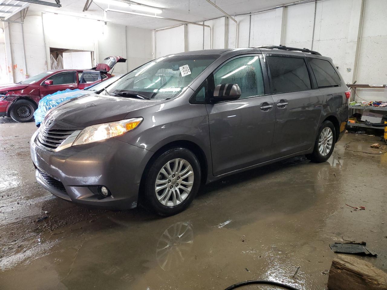 2015 TOYOTA SIENNA XLE