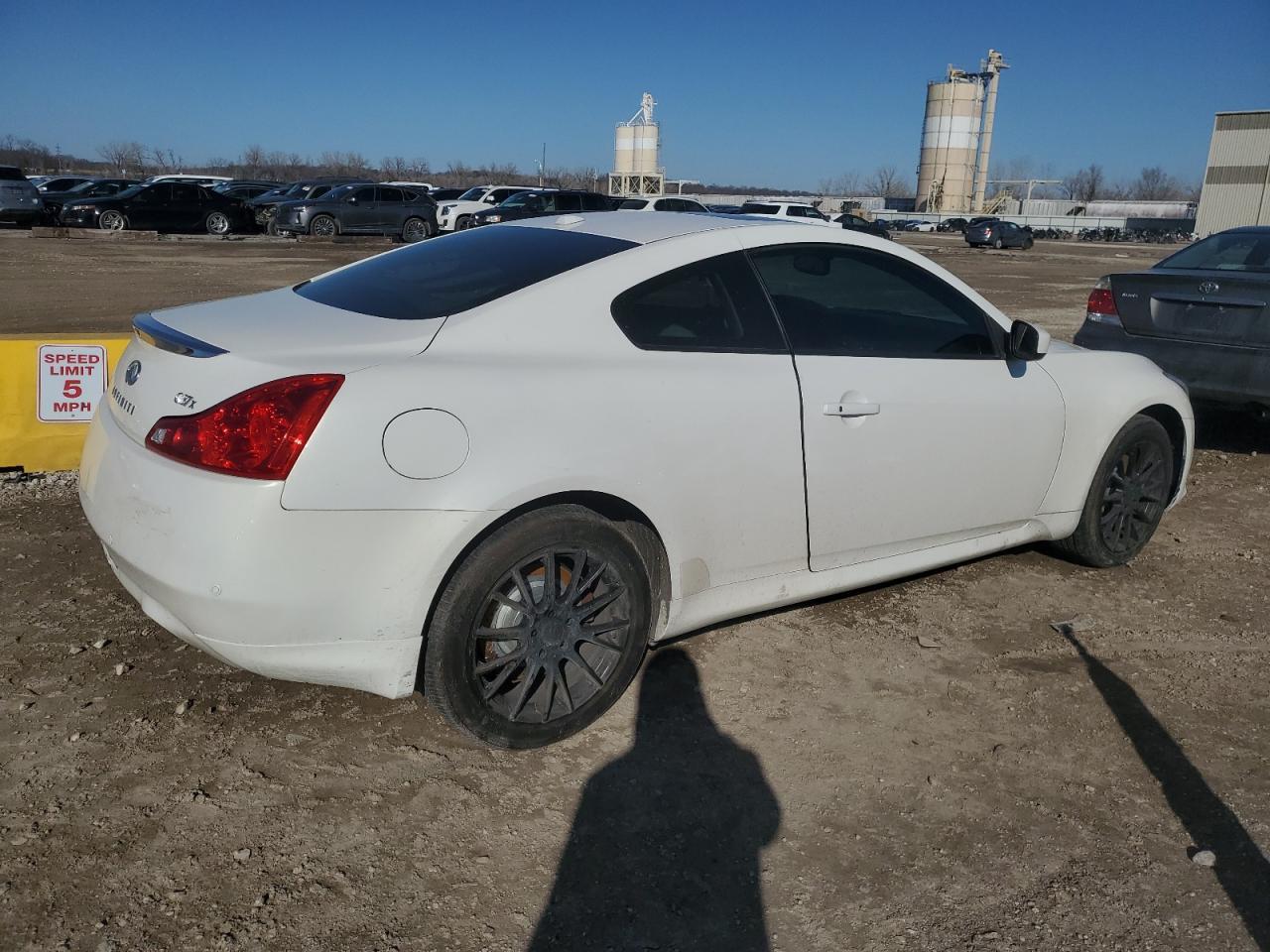 2011 INFINITI G37 - Image 3