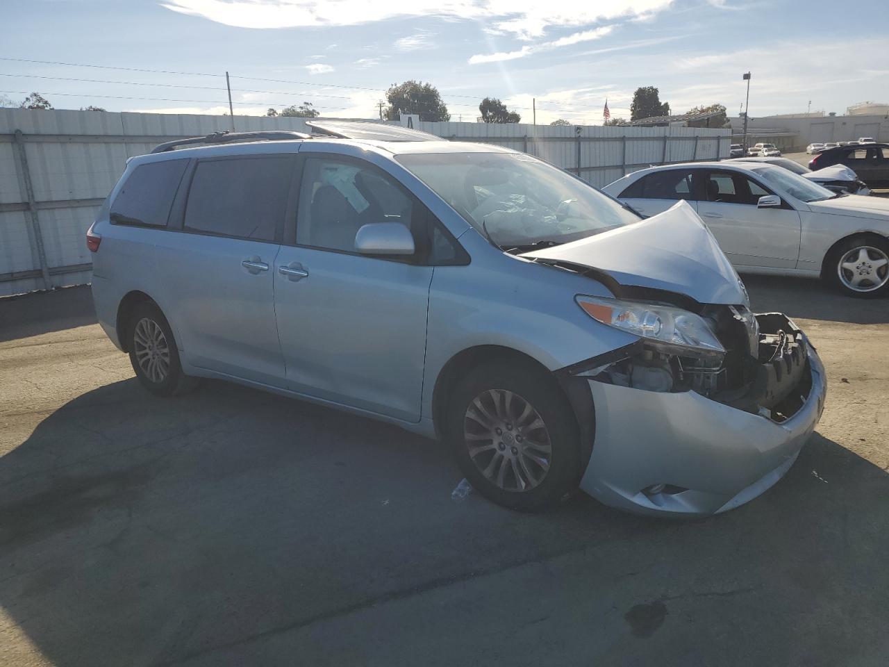 2015 TOYOTA SIENNA XLE - Фото 4