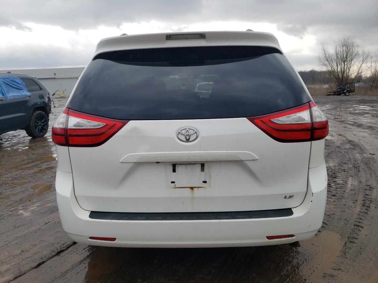 2015 TOYOTA SIENNA LE - Image 6