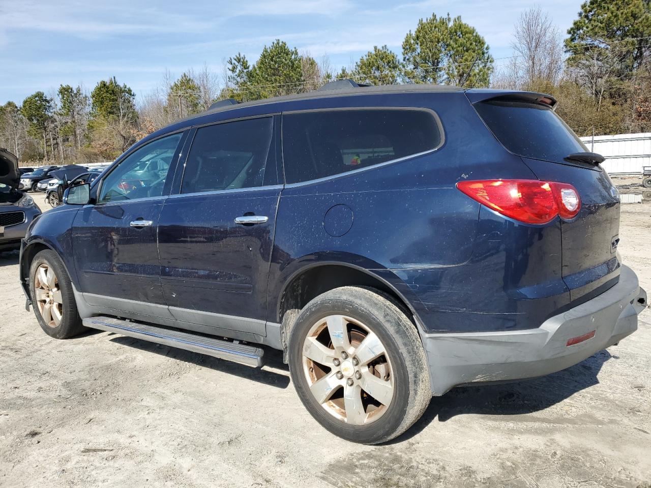 2011 CHEVROLET TRAVERSE L - Image 2