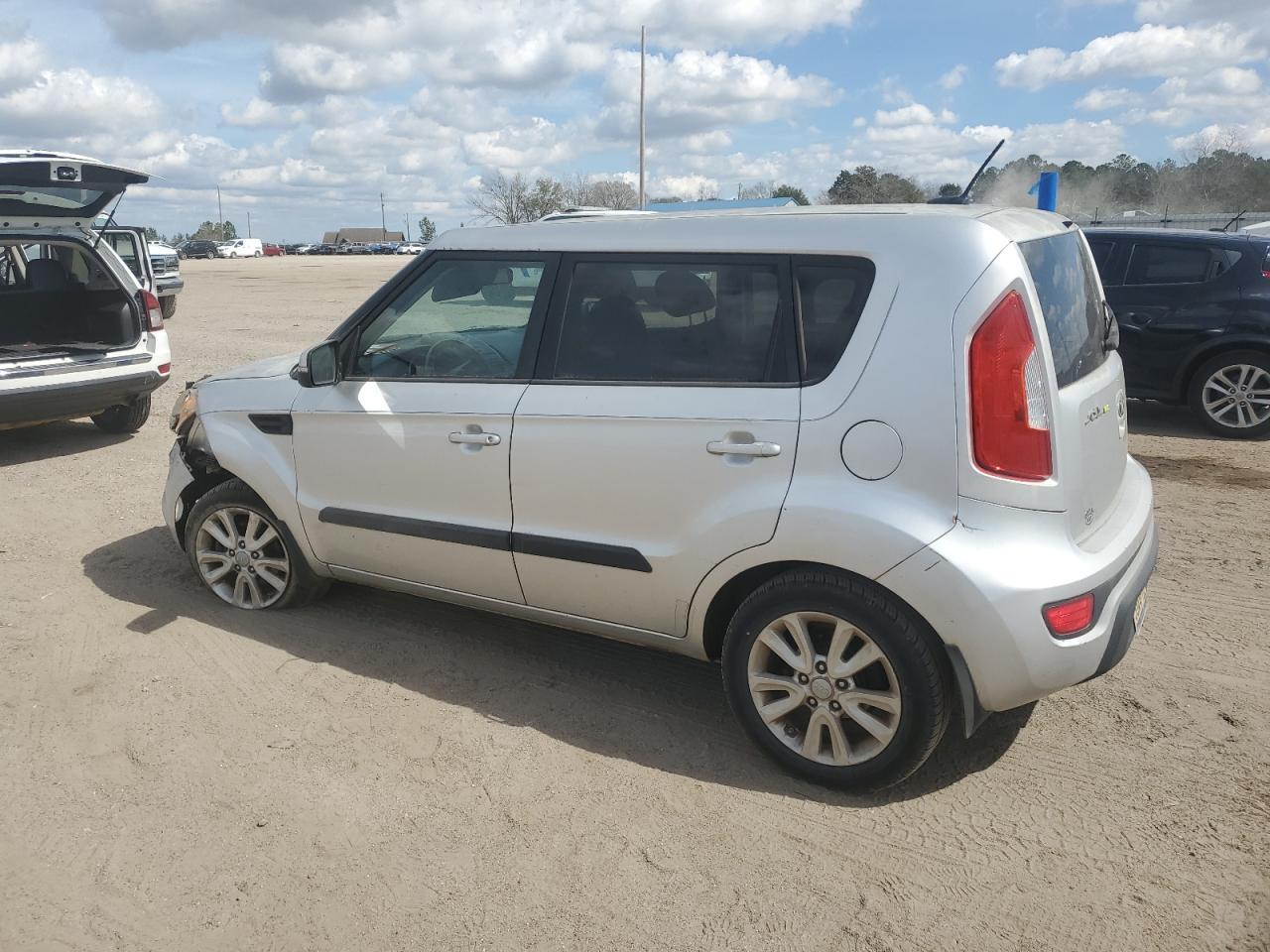 2013 KIA SOUL + - Image 2