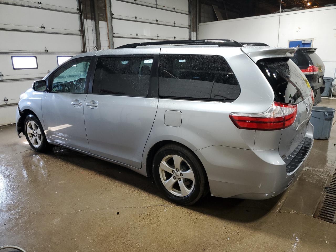 2015 TOYOTA SIENNA LE - Image 2