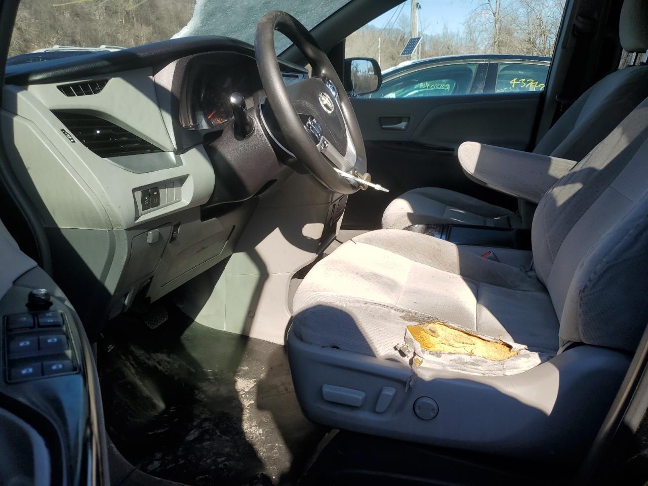 2015 TOYOTA SIENNA LE - Image 7