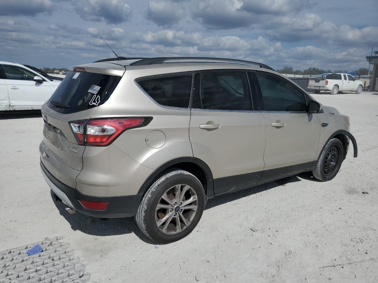 2017 FORD ESCAPE SE - Image 3