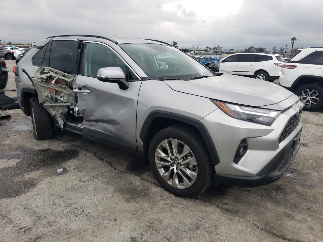 2024 TOYOTA RAV4 XLE P - Фото 4