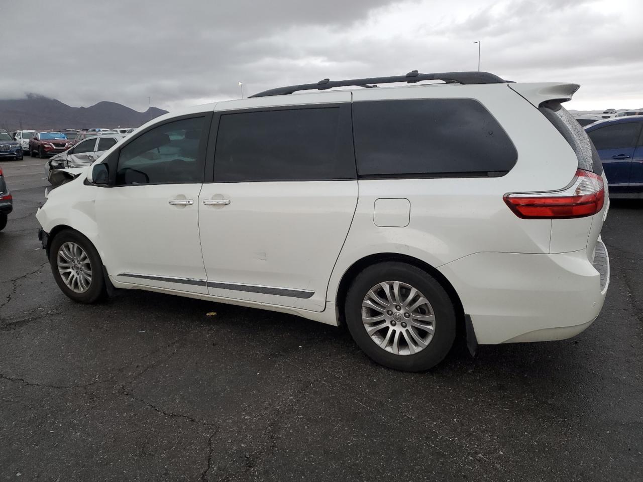 2015 TOYOTA SIENNA XLE - Фото 2