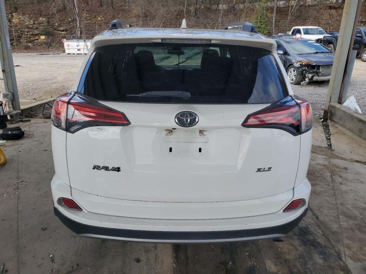 2017 TOYOTA RAV4 XLE - Фото 6