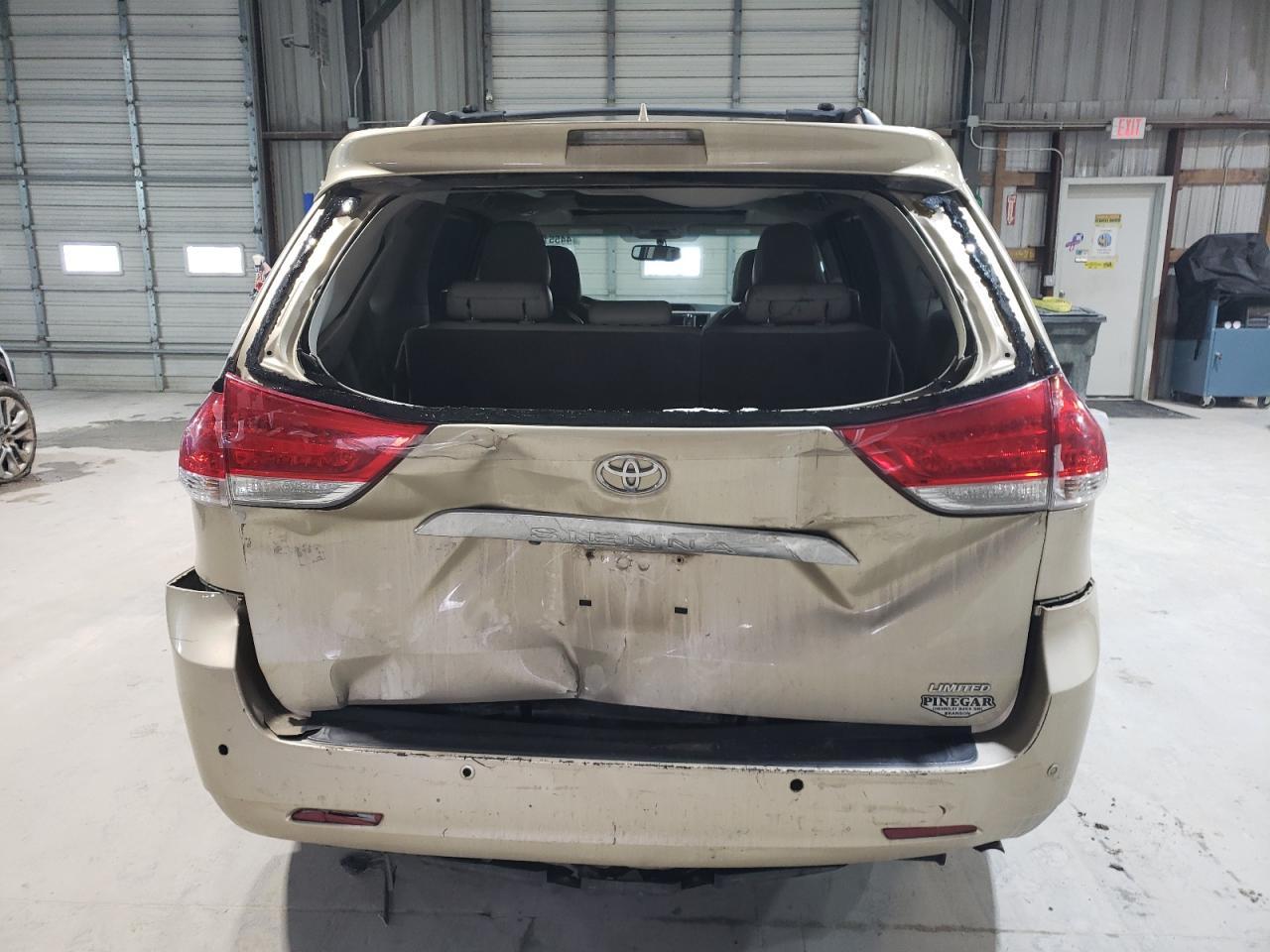 2013 TOYOTA SIENNA XLE - Image 6