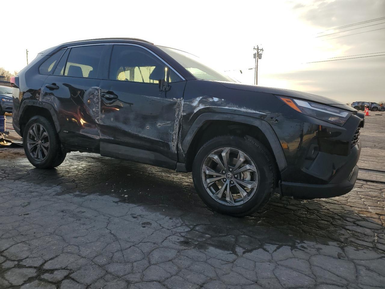 2022 TOYOTA RAV4 XLE P - Фото 4