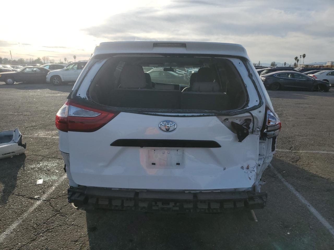 2015 TOYOTA SIENNA - Фото 6