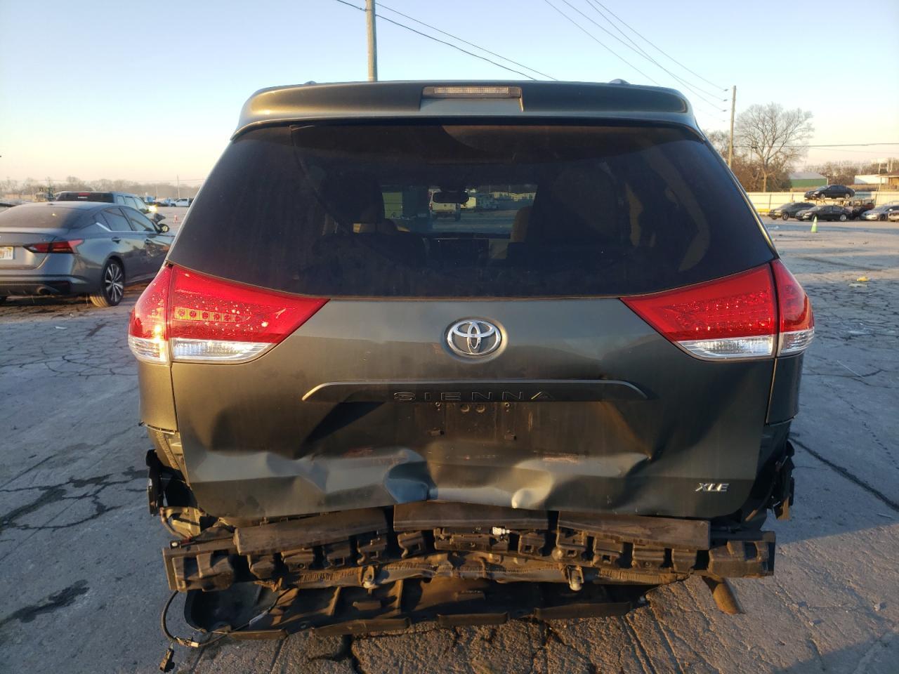 2013 TOYOTA SIENNA XLE - Фото 6