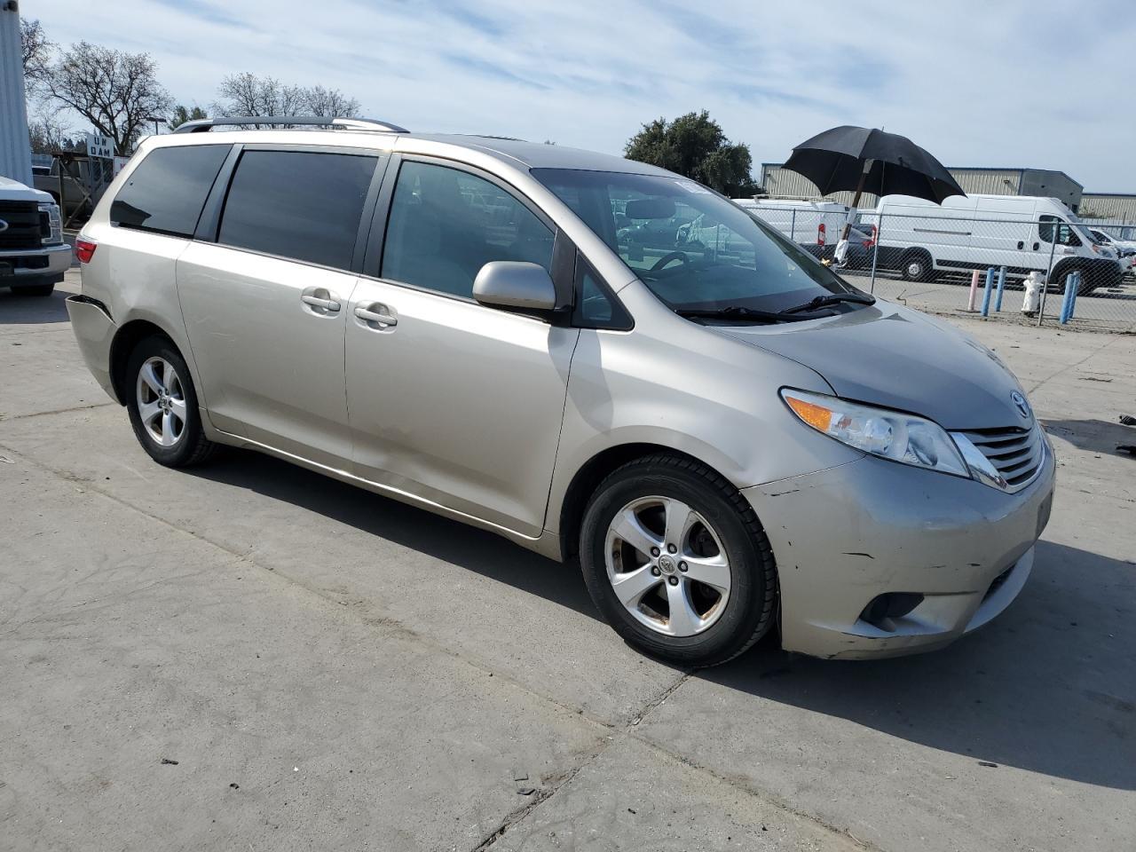 2015 TOYOTA SIENNA LE - Фото 4