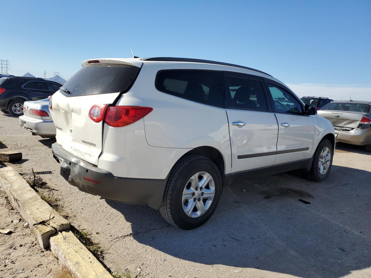 2011 CHEVROLET TRAVERSE L - Image 3