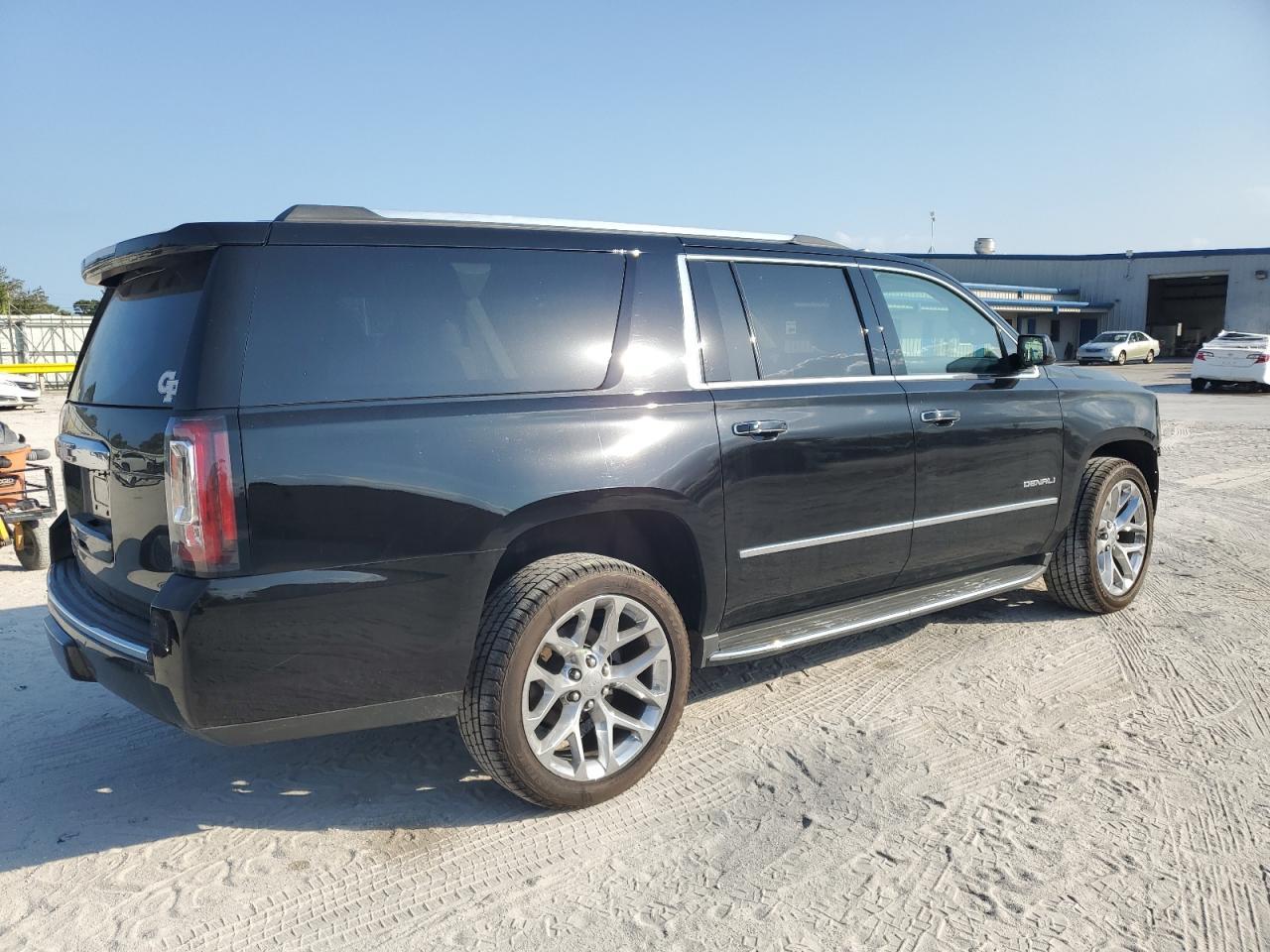 2016 GMC YUKON XL D - Фото 3
