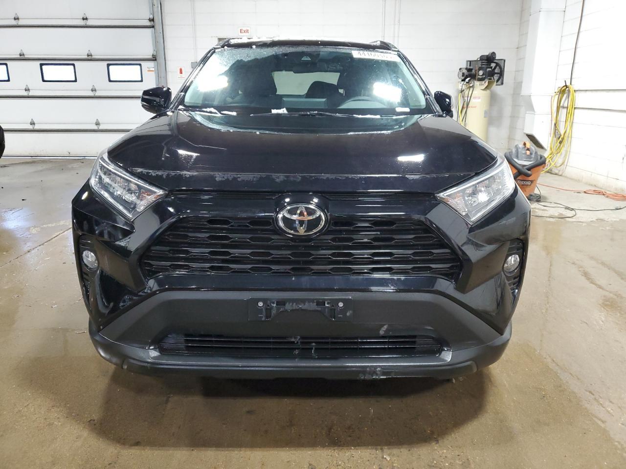 2020 TOYOTA RAV4 XLE - Image 5