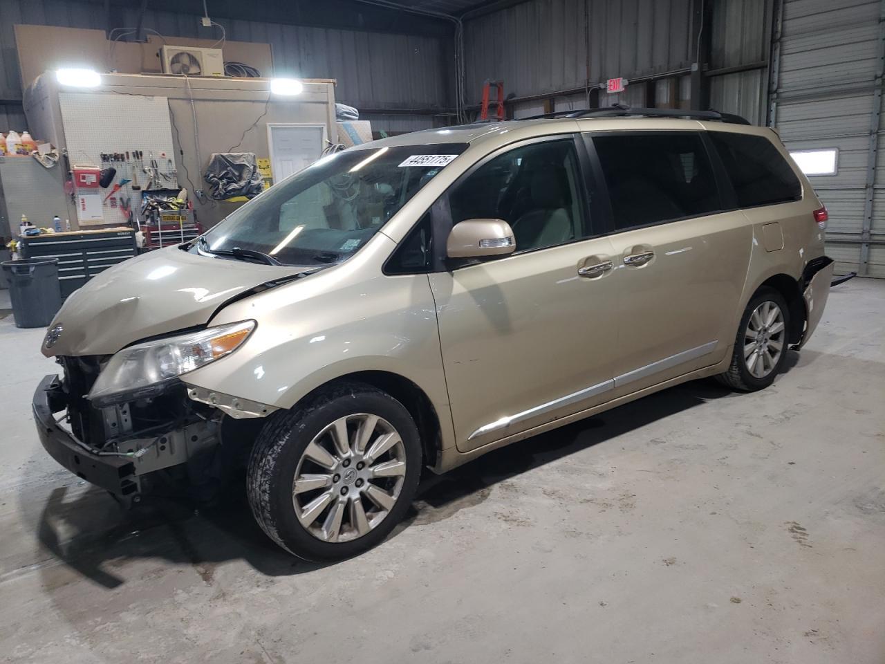 2013 TOYOTA SIENNA XLE
