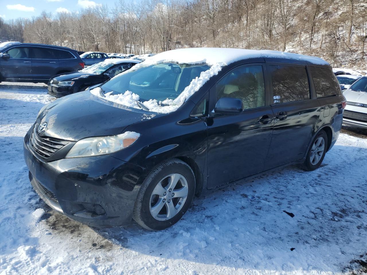 2016 TOYOTA SIENNA LE car image