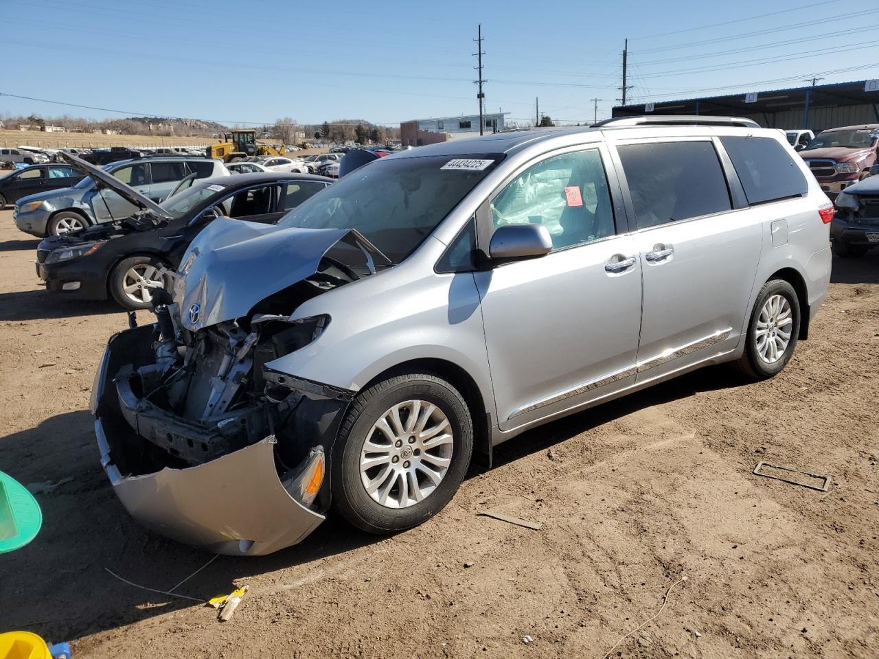 2015 TOYOTA SIENNA XLE