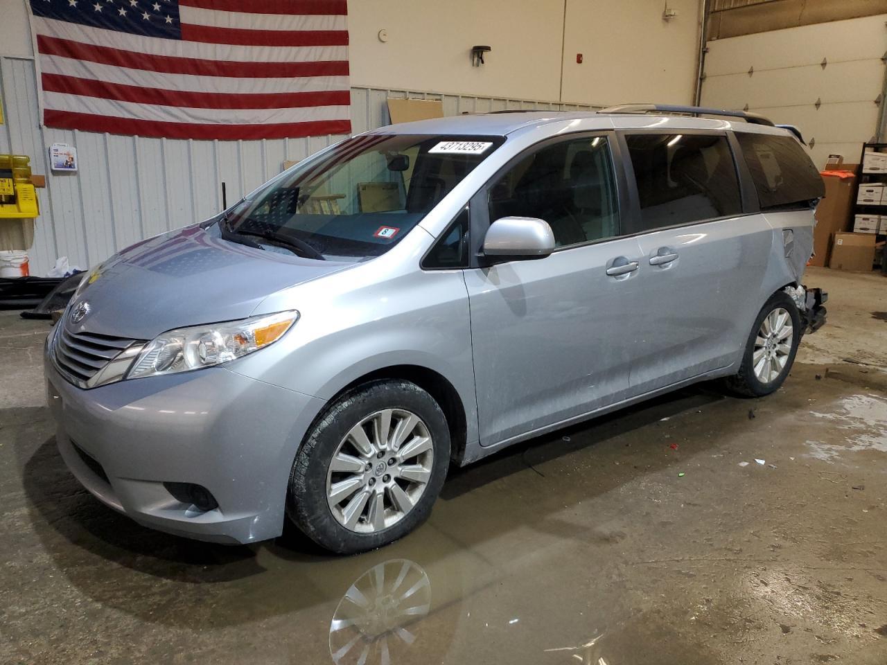 2015 TOYOTA SIENNA LE