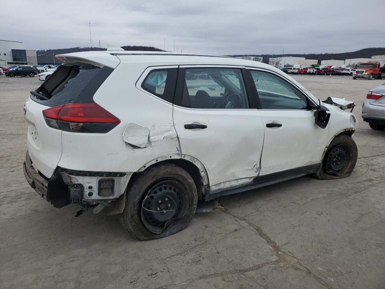 2018 NISSAN ROGUE S - Фото 3