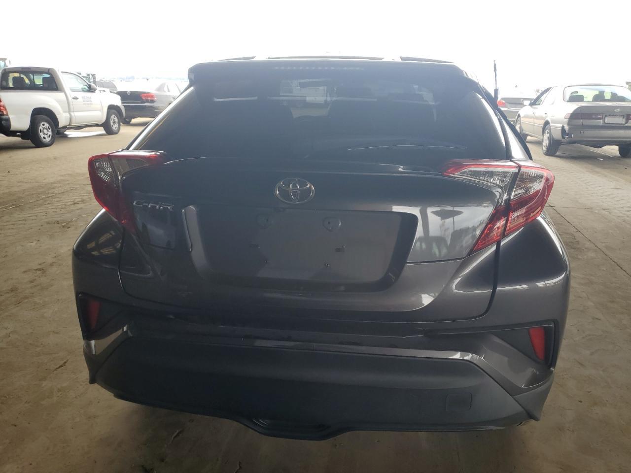 2019 TOYOTA C-HR XLE - Image 6