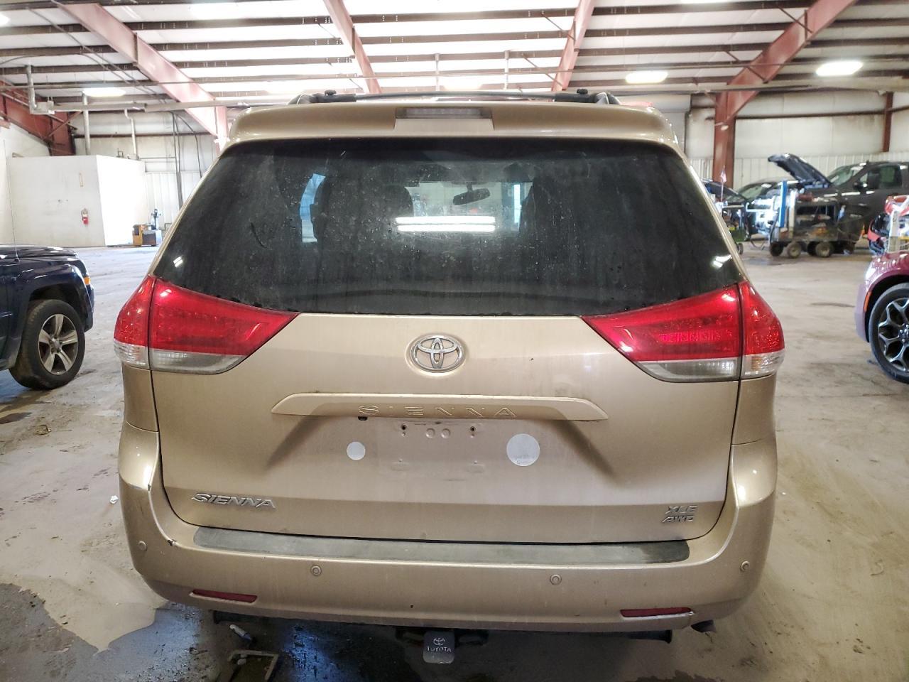 2011 TOYOTA SIENNA XLE - Фото 6