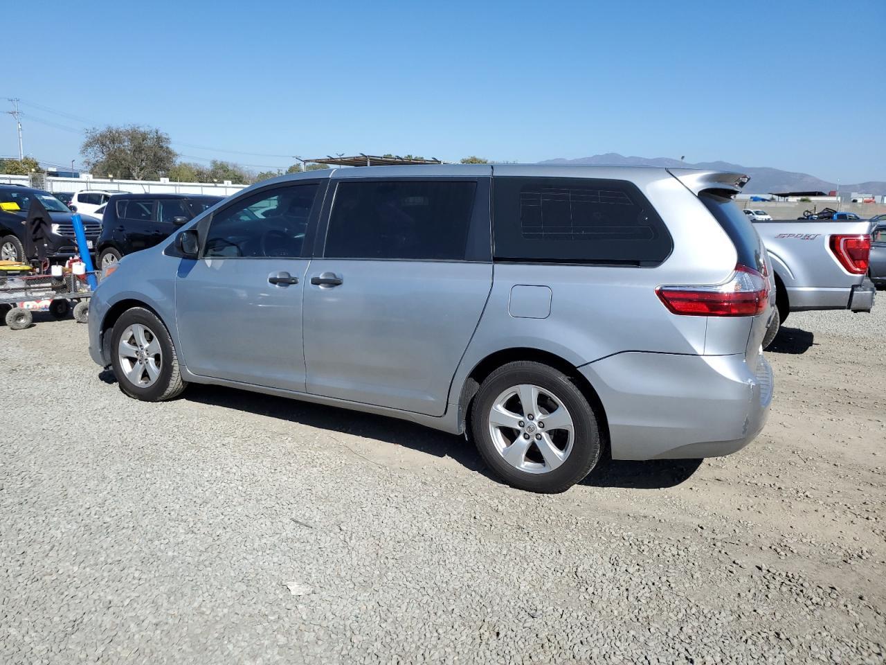 2015 TOYOTA SIENNA - Фото 2