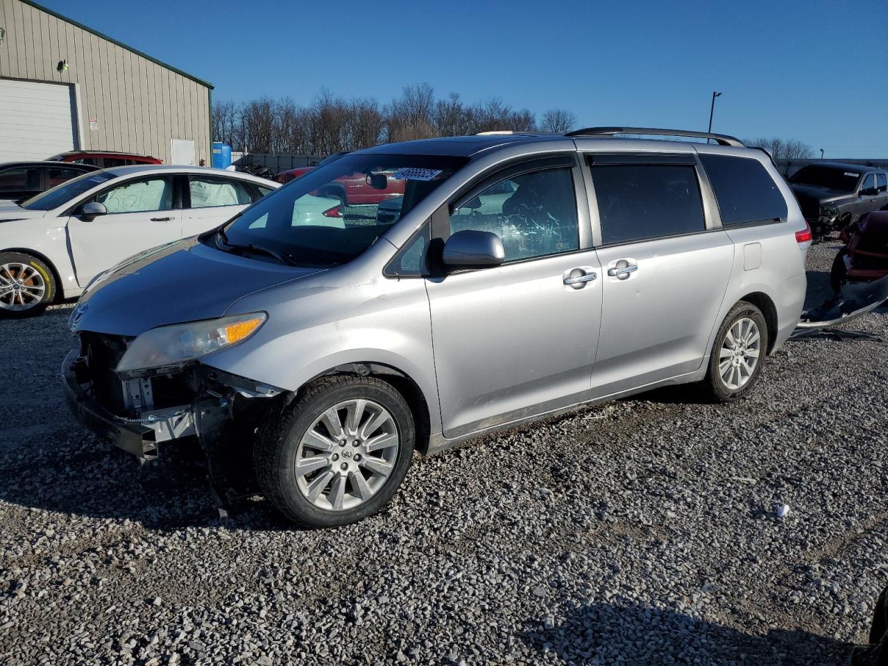 2013 TOYOTA SIENNA XLE