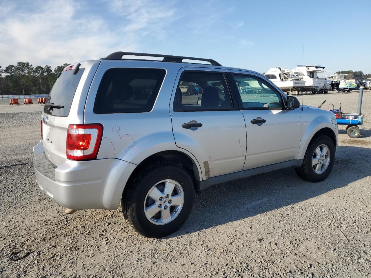 2010 FORD ESCAPE XLT - Image 3