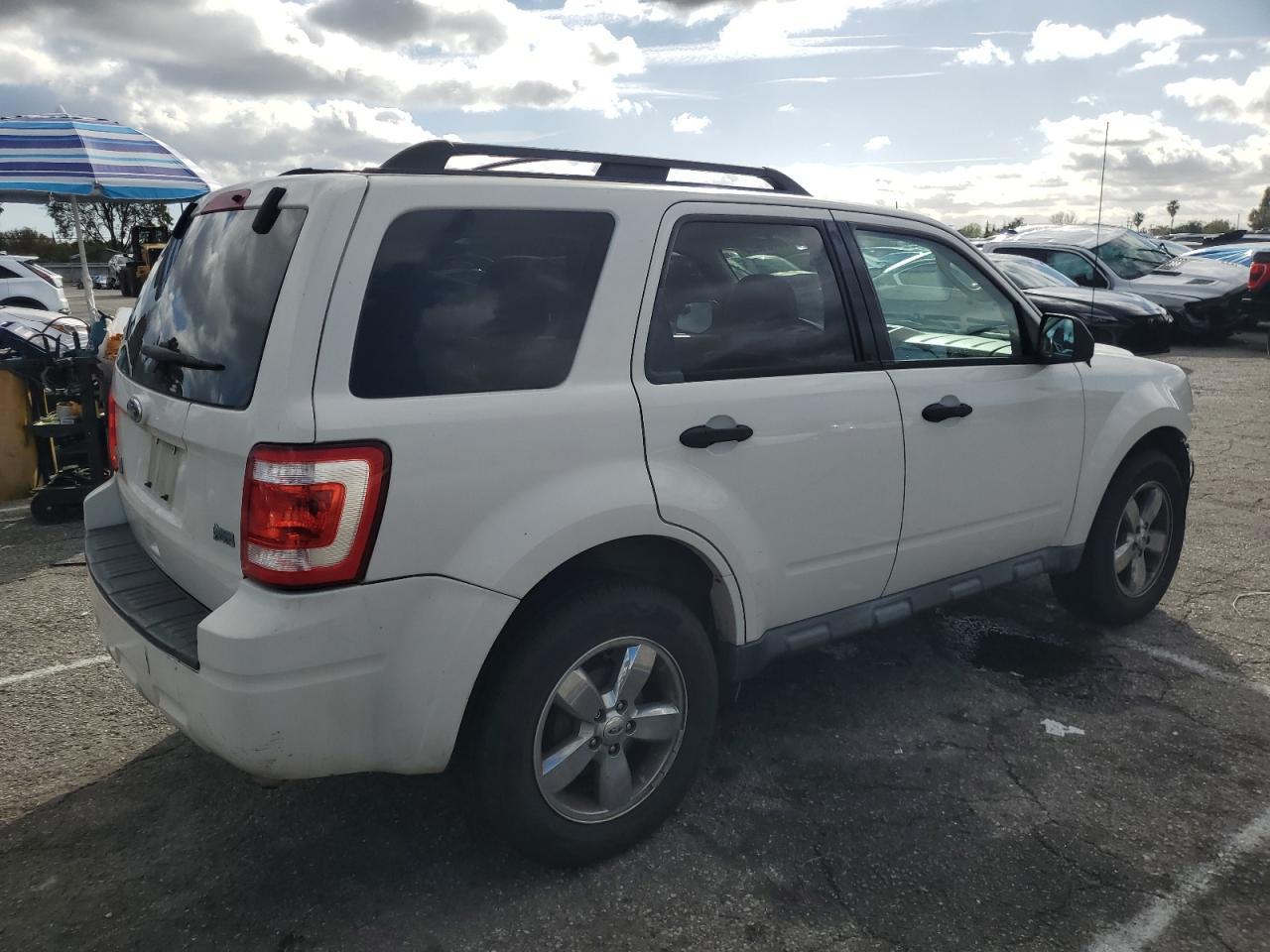 2010 FORD ESCAPE XLT - Image 3