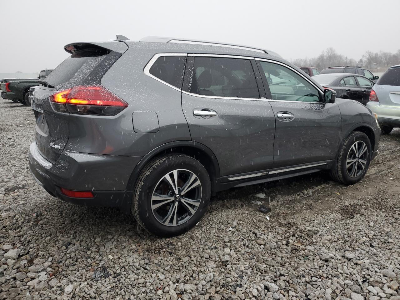 2017 NISSAN ROGUE SV - Image 3